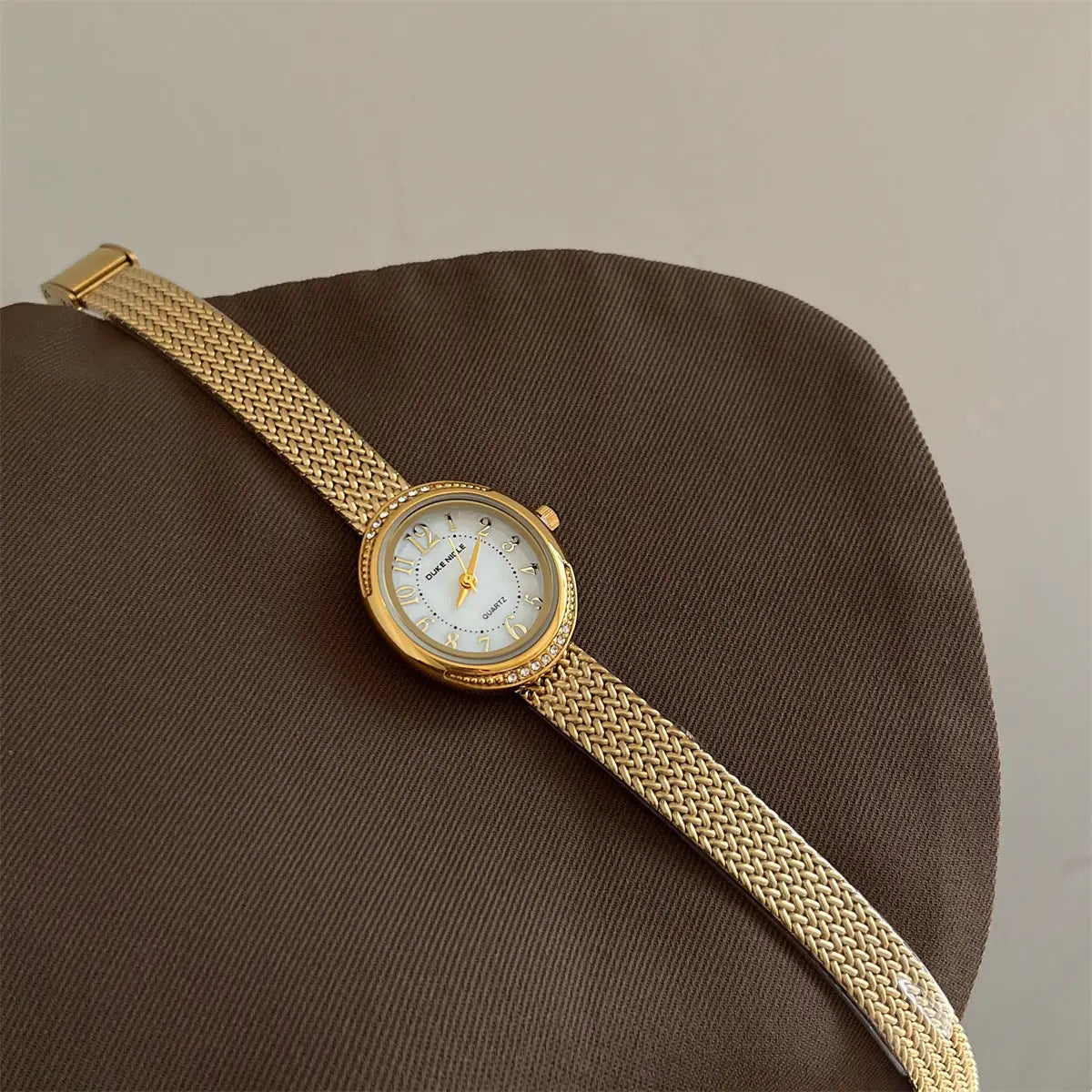 OVAL QUARTZ WATCH
