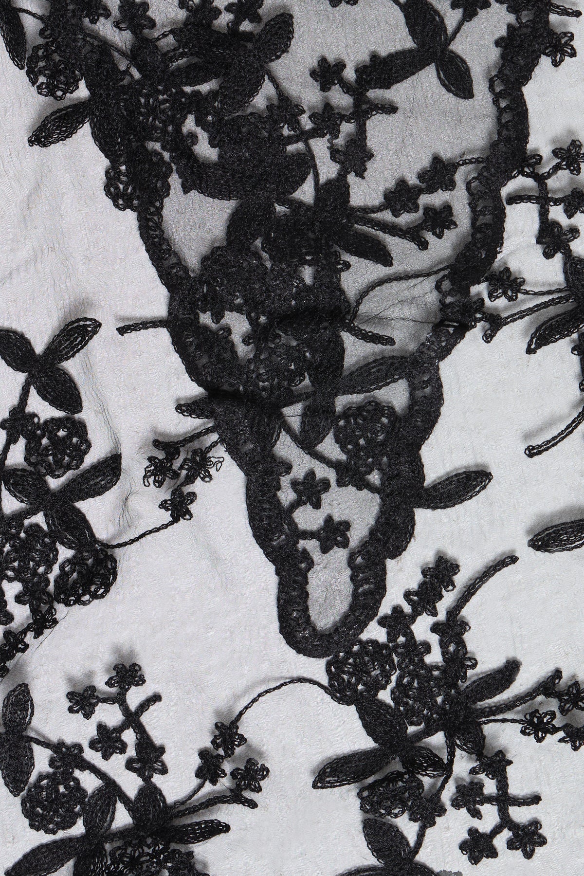 BELLE NOIRE LACE SCARF
