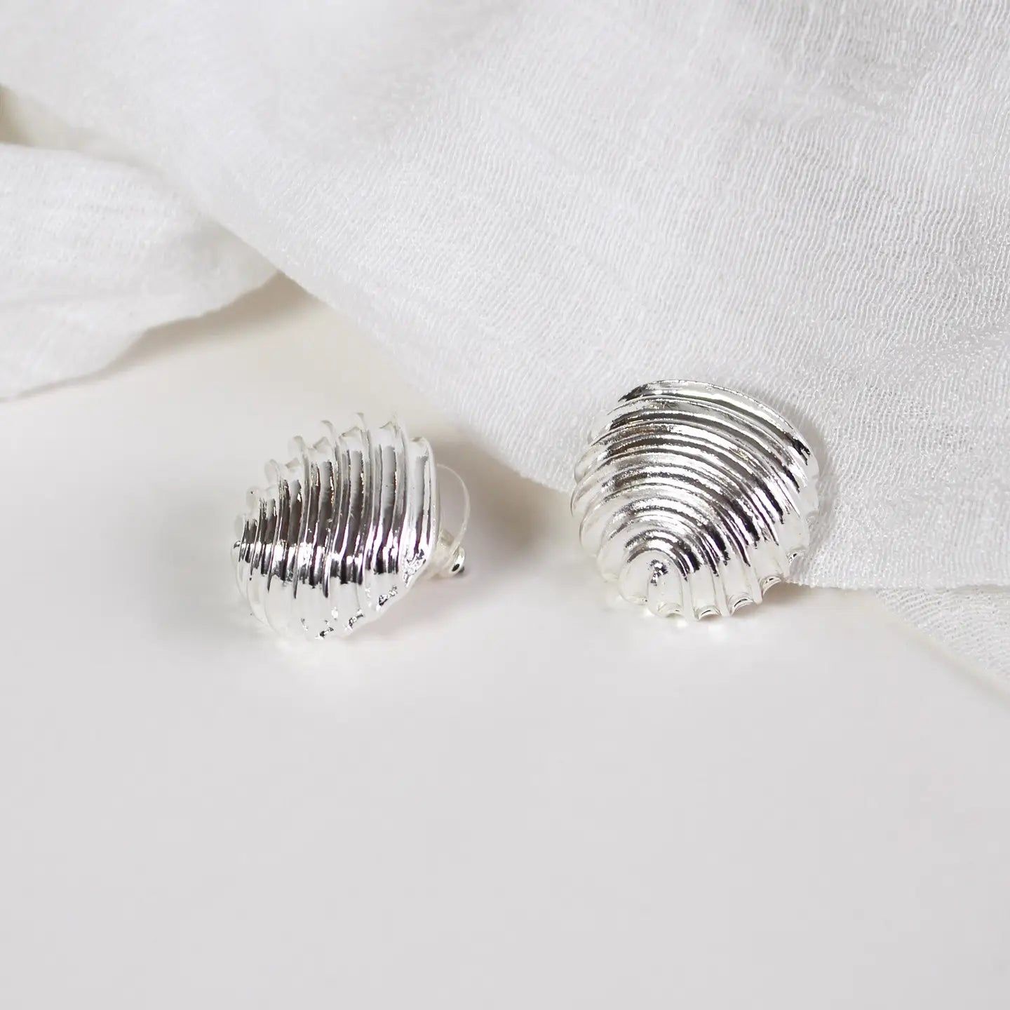 RIBBED SHELL EARRINGS