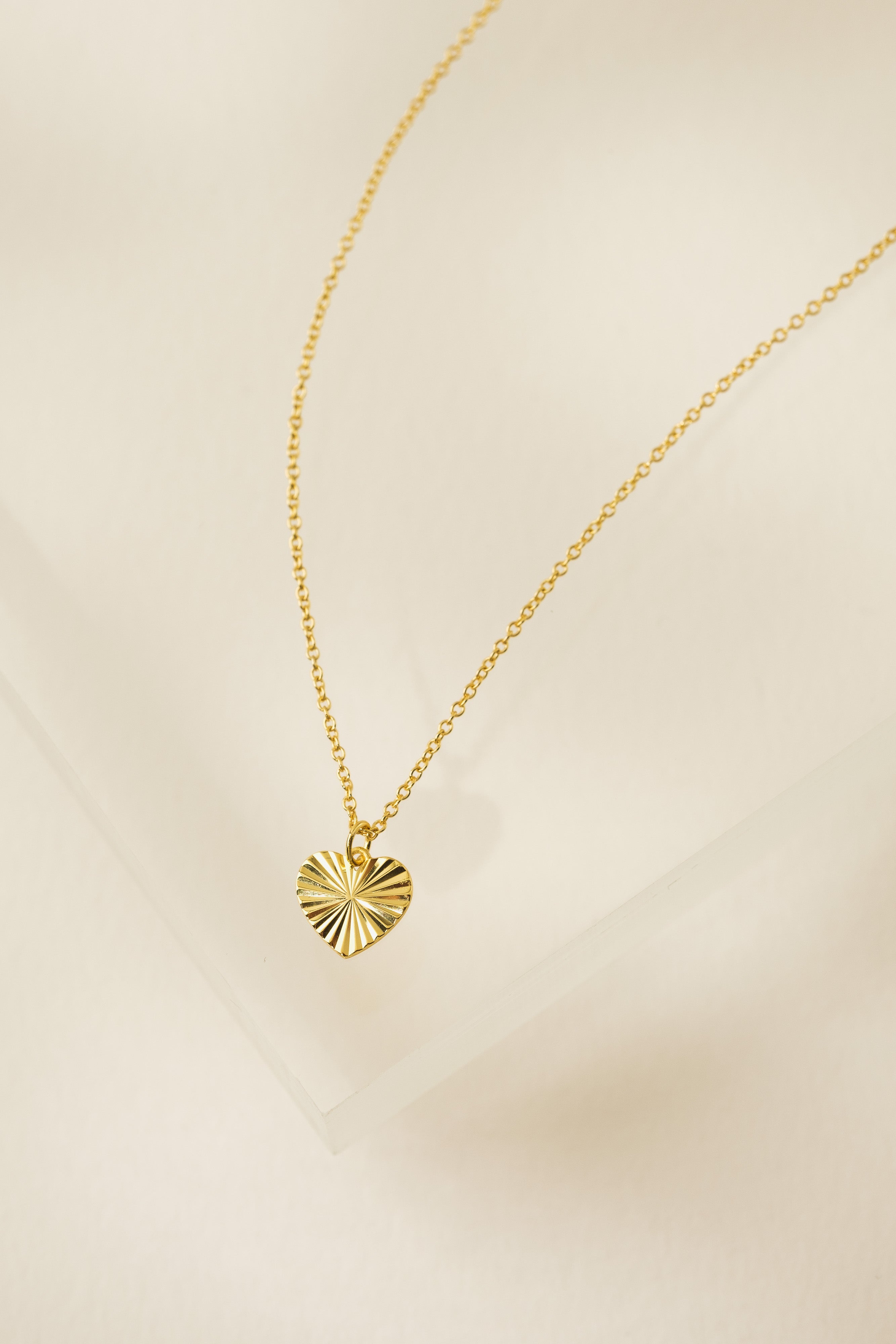 FLUTED HEART NECKLACE