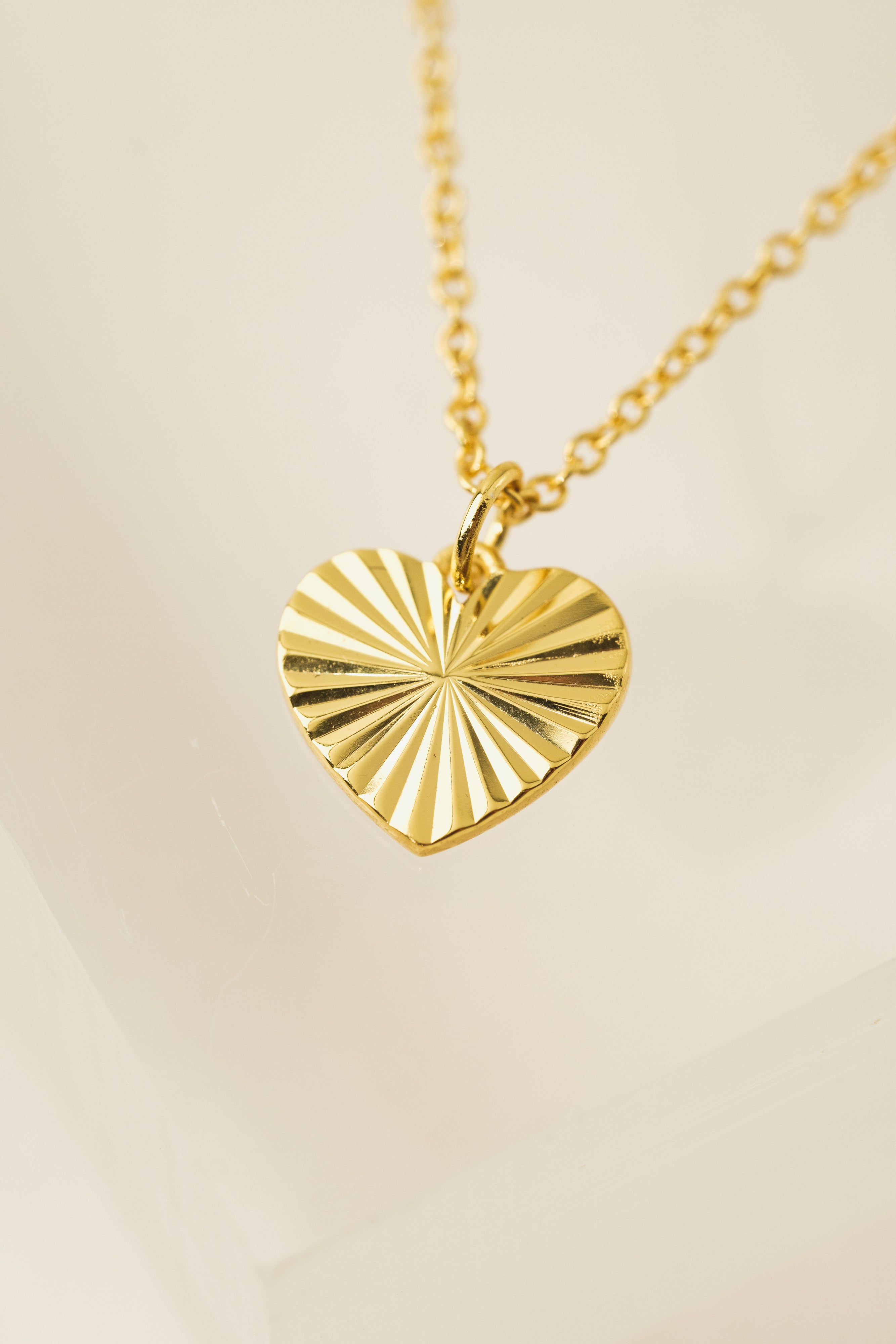 FLUTED HEART NECKLACE