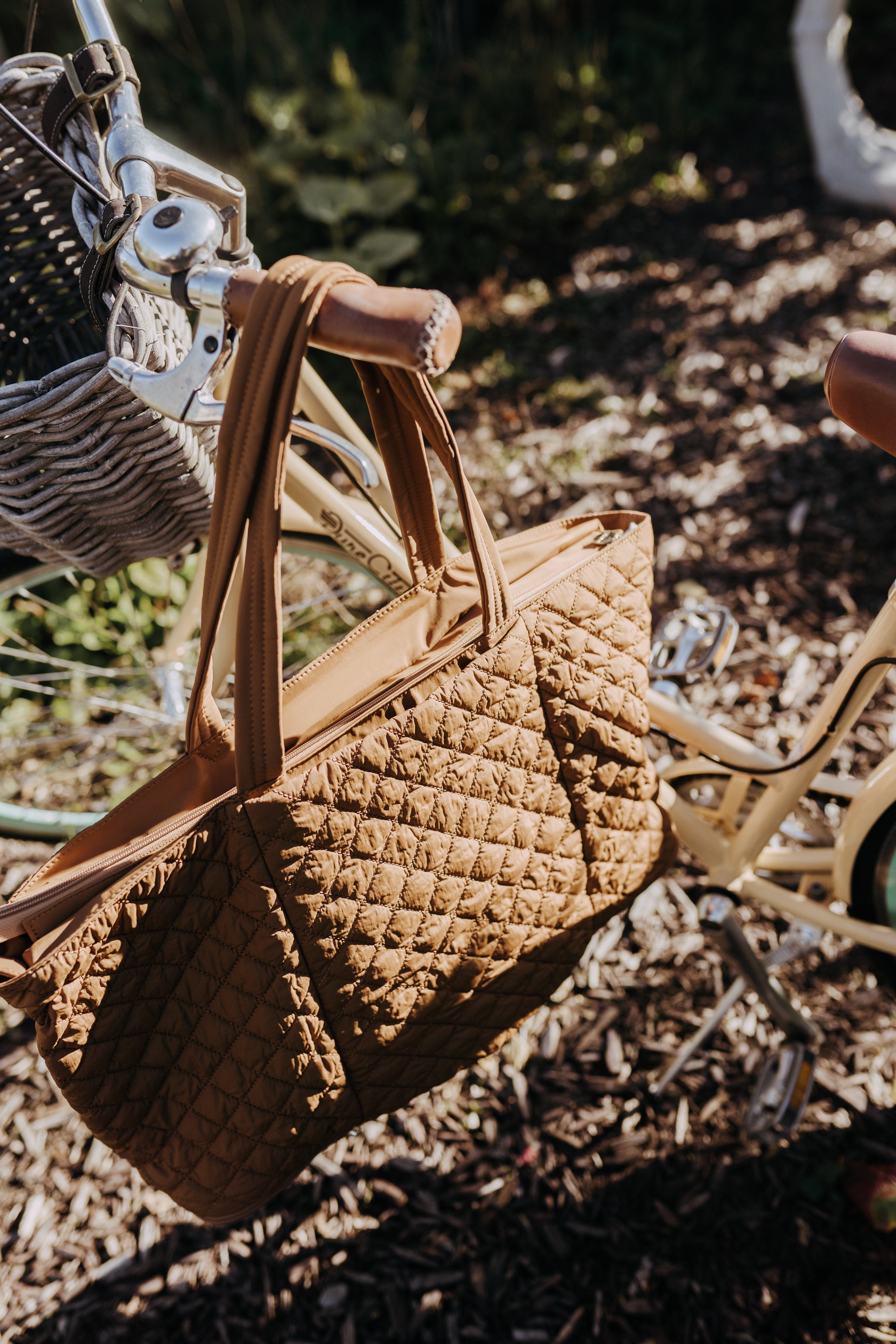 QUILTED EXPANDABLE TOTE