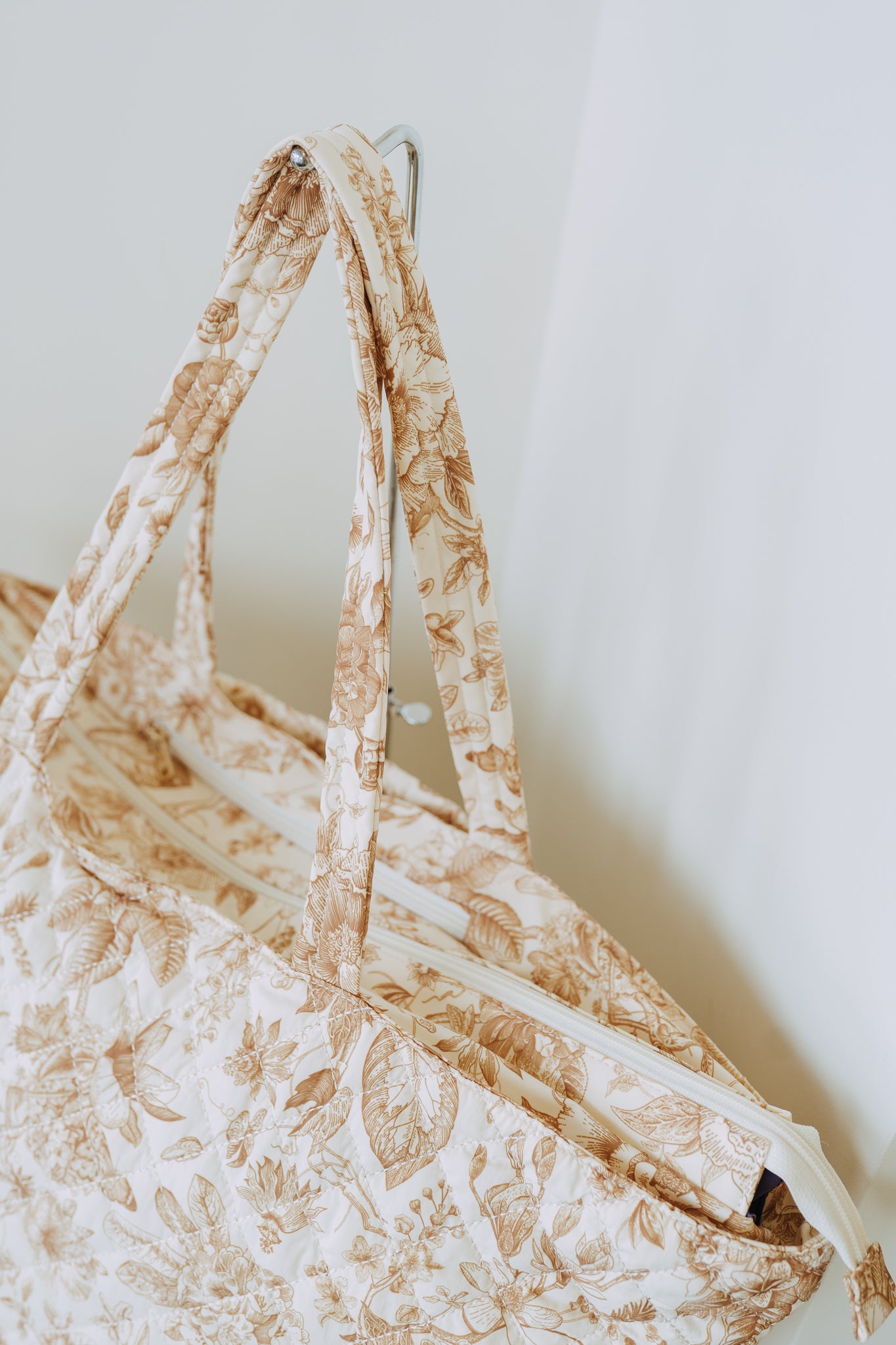 QUILTED EXPANDABLE TOTE