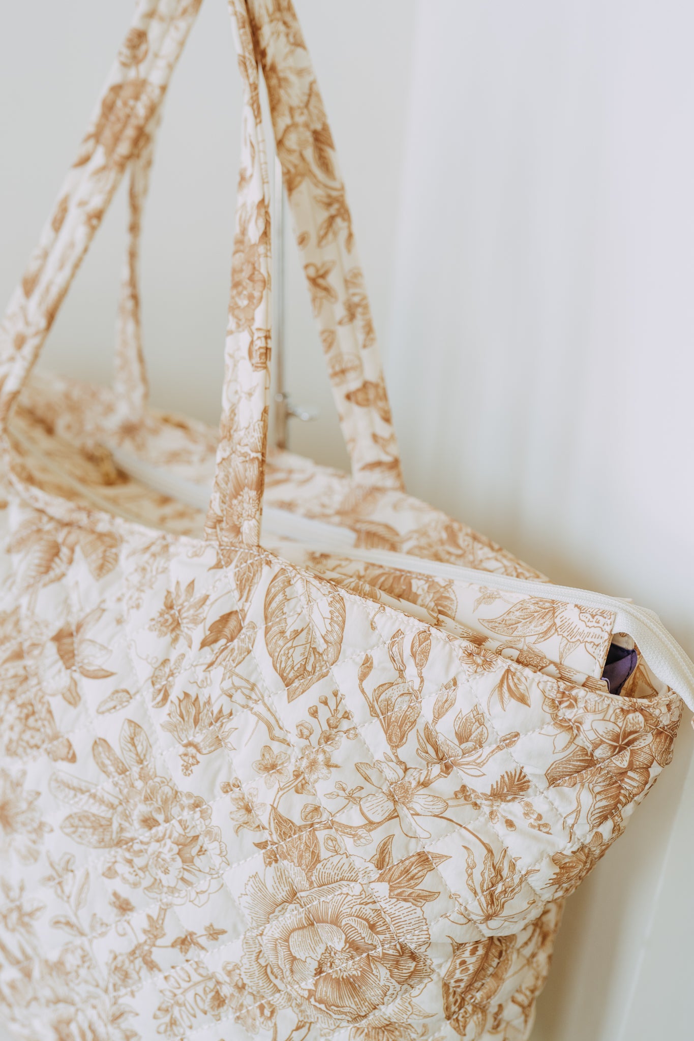 QUILTED EXPANDABLE TOTE