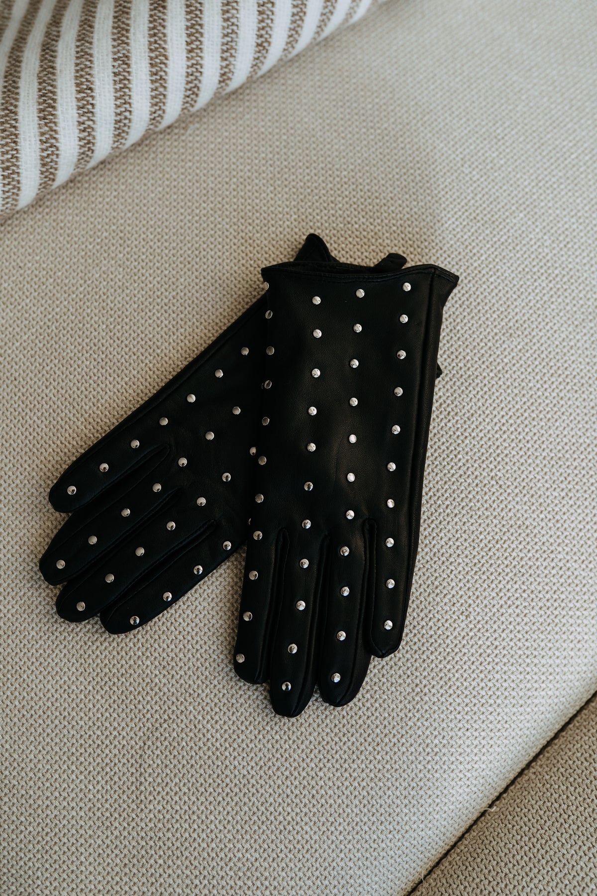 LEATHER STUDDED GLOVES